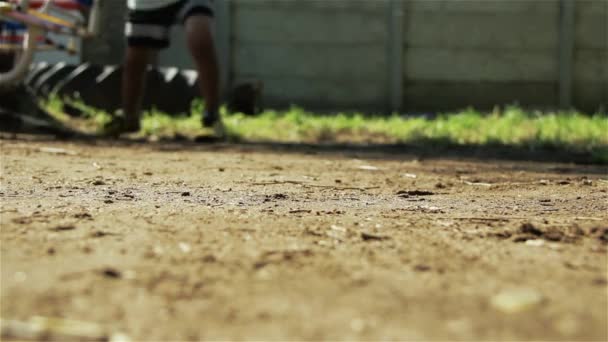 Ein Kind Das Sand Auf Und Abspringt Nahaufnahme Der Füße — Stockvideo