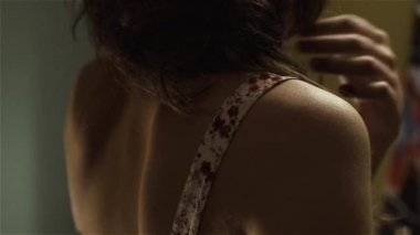 Genç kadının onu kollamaya arkadan görünüş. Dolly atış.