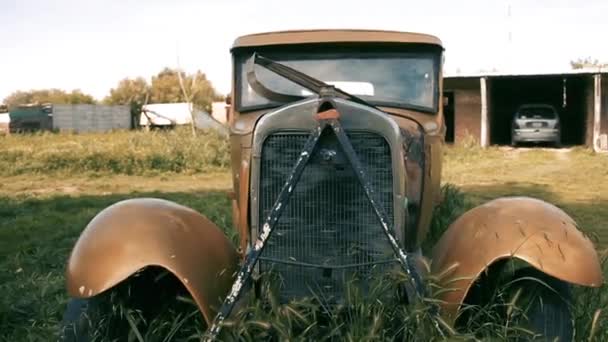 Viejo Coche Abandonado Granja — Vídeo de stock