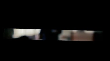 Ballot kutusunda erkek el oylama. İç çekim. 