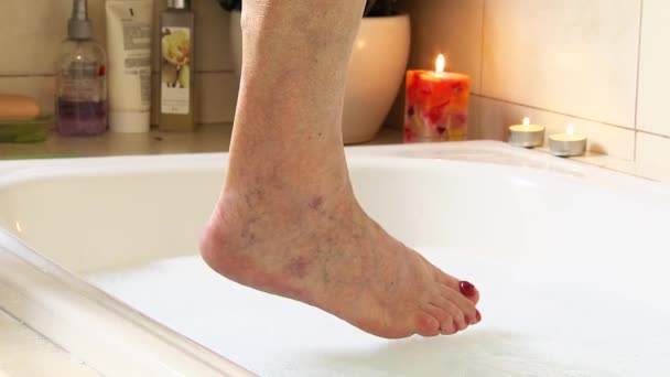 Нога Пожилой Женщины Воде Ванны — стоковое видео