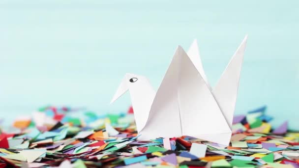 Origami Oiseau Sur Des Morceaux Papier Coloré Zoom Avant — Video