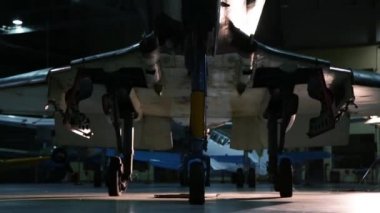 Bir Hangarda Jet Fighter.