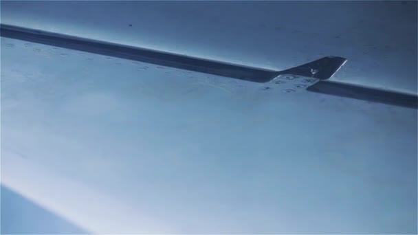 Jet Airplane Wing Vuela Través Las Nubes Detalle Del Ala — Vídeo de stock