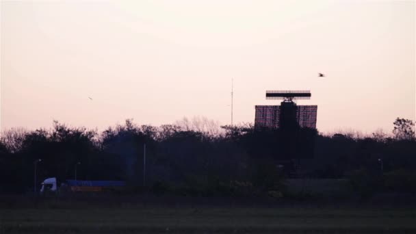 Flygplats Radar Vid Solnedgången — Stockvideo