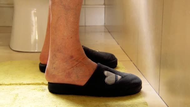 Oude Vrouw Voeten Slippers Invoeren Van Badtube — Stockvideo