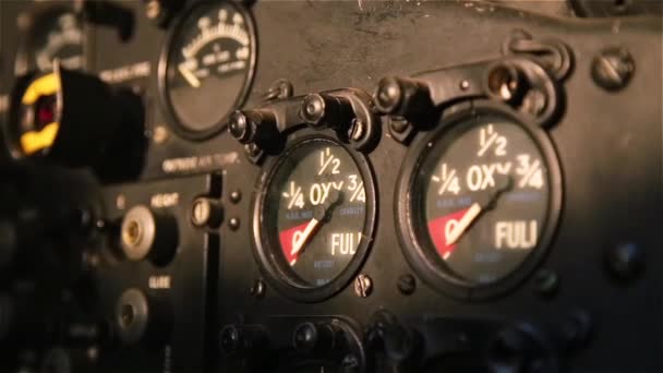 战斗机喷气驾驶舱上的燃油量表 — 图库视频影像