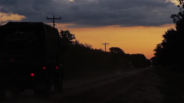 Trucks Stoffige Landelijke Weg Bij Zonsondergang — Stockvideo
