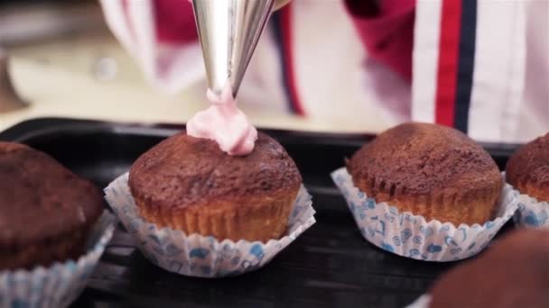 Fiatal Lány Főzés Otthon Készített Csokoládé Brownies — Stock videók