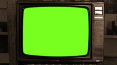 Yeşil Ekran ile 80s Televizyon. 80'lerin Estetiği. Sepya Tonu. Yavaş yakınlaştır. Yeşil ekranı istediğiniz görüntü veya resimle değiştirebilirsiniz. Bunu Sonra Efektler'de Anahtarlama efekti efektleri ile yapabilirsiniz (Youtube'daki eğitimlere göz atın). 