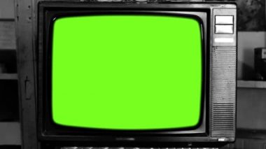 Yeşil Ekran ile 80s Televizyon. 80'lerin Estetiği. Siyah beyaz ton. Yavaş yakınlaştır. Yeşil ekranı istediğiniz görüntü veya resimle değiştirebilirsiniz. Bunu Sonra Efektler'de Anahtarlama efekti efektleri ile yapabilirsiniz (Youtube'daki eğitimlere göz atın). 