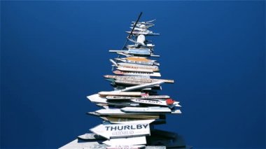 Stanley, Falkland 'daki Çeşitli Ülkelere Mesafeleri Gösteren Ahşap İşaret Postası.