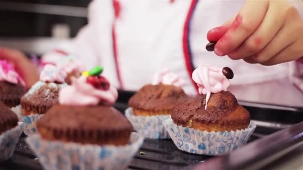 Jeune Fille Cuisine Maison Fait Brownies Chocolat — Video