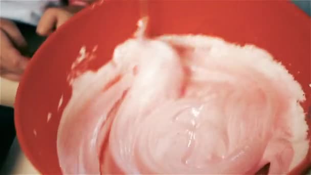 Chef Stirring Cream Primer Plano — Vídeo de stock