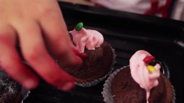 Молодая Девушка Готовит Домашние Шоколадные Пирожные — стоковое видео