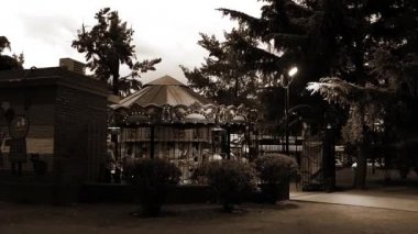 Park'ta Geleneksel Fairground Vintage Carousel. Sepya Tonu.
