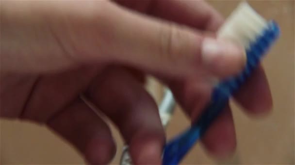 Αρσενικό Χέρι Μαζεύοντας Και Τοποθετώντας Μια Μπλε Οδοντόβουρτσα — Αρχείο Βίντεο