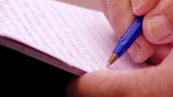 外側の青いペンで男性の手書き クローズ アップ — ストック動画