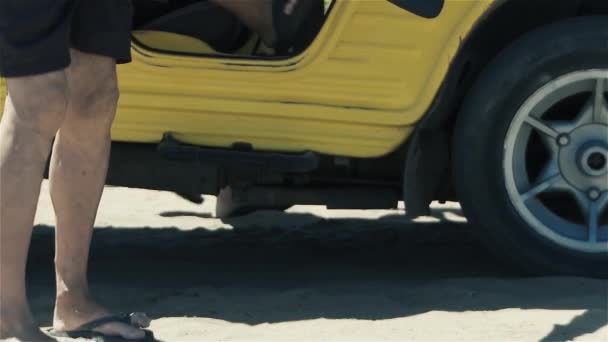 Άνδρες Πάρει Από Κίτρινο Αυτοκίνητο Στην Παραλία — Αρχείο Βίντεο