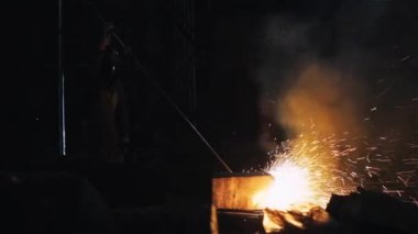 Döküm İşçisi Çalışıyor. Dökümhanede Sıkı Çalışma.