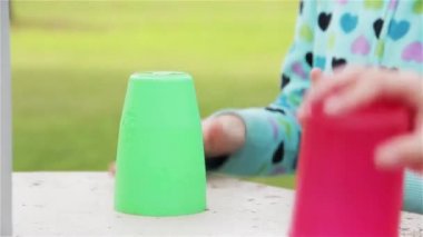 Plastik bardaklarla oynayan genç kızlar. 