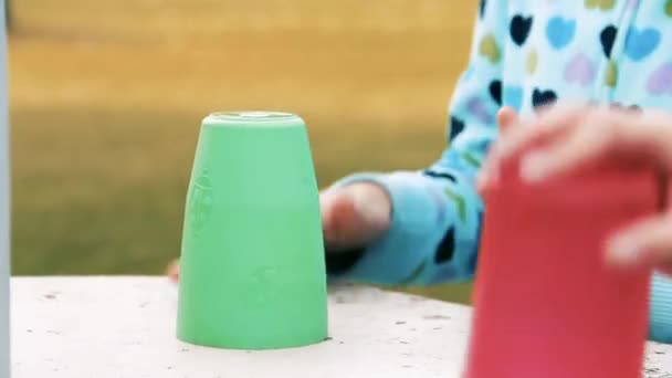 年轻女孩玩塑料杯游戏 — 图库视频影像