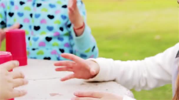 Jonge Meisjes Spelen Met Plastic Bekers — Stockvideo