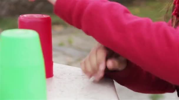 Chicas Jóvenes Jugando Con Tazas Plástico — Vídeos de Stock