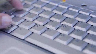 Genç Kadın Eller Laptop Bilgisayarı Kullanıyor.