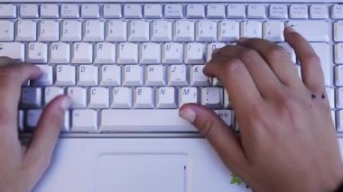 Genç Kadın Eller Laptop Bilgisayarı Kullanıyor.