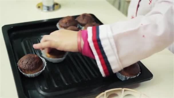 若い女の子の料理の家はチョコレートブラウニーを作った — ストック動画