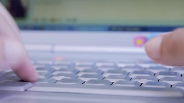 Молодая Женщина Руки Помощью Ноутбука Компьютера — стоковое видео