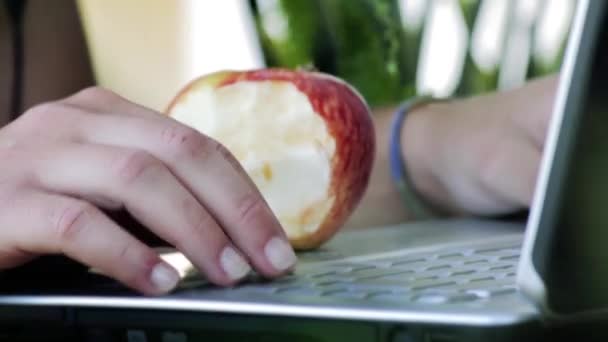 Mulher Comendo Maçã Enquanto Funciona Computador Portátil Close — Vídeo de Stock