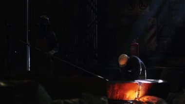Döküm İşçisi Çalışıyor. Dökümhanede Sıkı Çalışma.