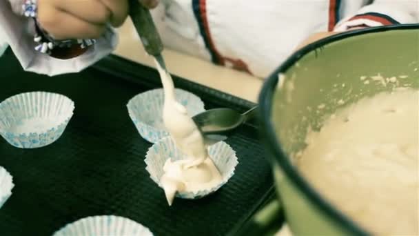 Young Girl Cooking Home Made Chocolate Brownies — 비디오