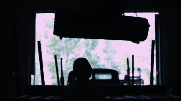 Ливарні Робітники Завантажують Сталевий Блок Вантажівку Важкої Промисловості — стокове відео