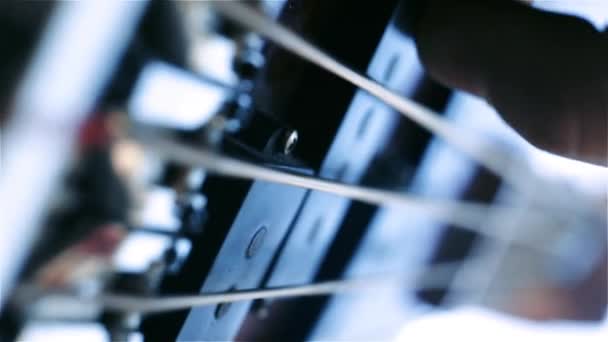 Guitare basse. Les doigts sur les cordes. Macro Shot .