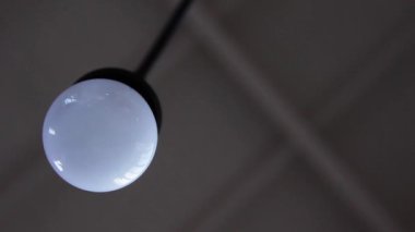 Tavan ışıkları yanıyor. Yakınlaştırma.