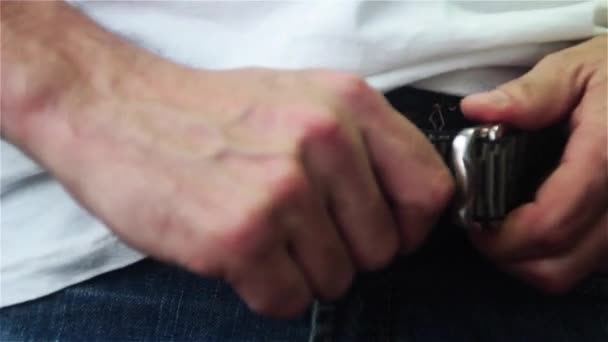 Mannen Bär Ett Bälte Hands Close — Stockvideo