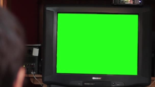 Человек Смотрит Телевизор Зеленым Экраном Гостиная Zoom Out — стоковое видео