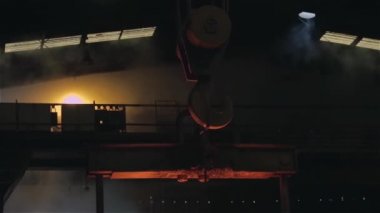 Vinç Kanca çelik fabrikasında çelik çubuk tutan.