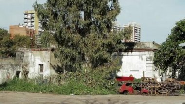 Eski Araba Paslanmış ve Terk edilmiş. Buenos Aires, Arjantin'de çekildi. 