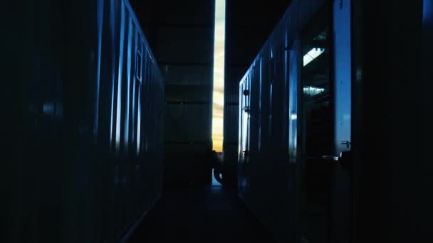 杜斯克集装箱仓库的人开了门背景中的橙色天空 — 图库视频影像