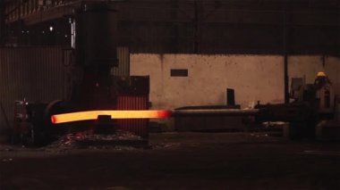 Makine Çekiçler Döküm bir Parlayan Çelik Bar. 