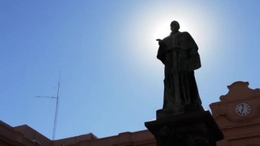 Arjantin Cordoba Eyaleti Eski Kilisesi'nde Rahip Heykeli.