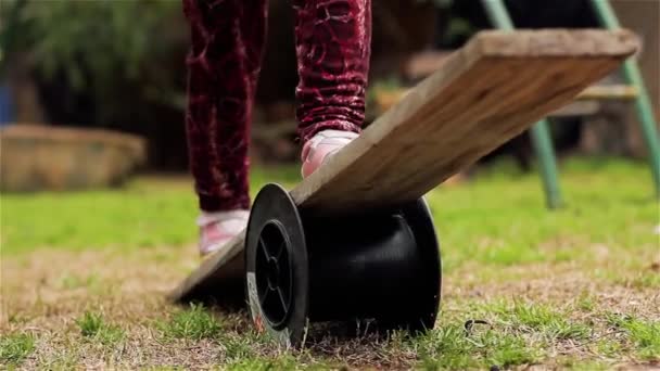 Девушка Играет Деревянными Качелями — стоковое видео