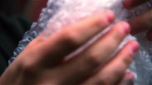 Man Pops Emballage de bulles en plastique, personne nerveuse éclatant comme un soulagement du stress. Gros plan .
