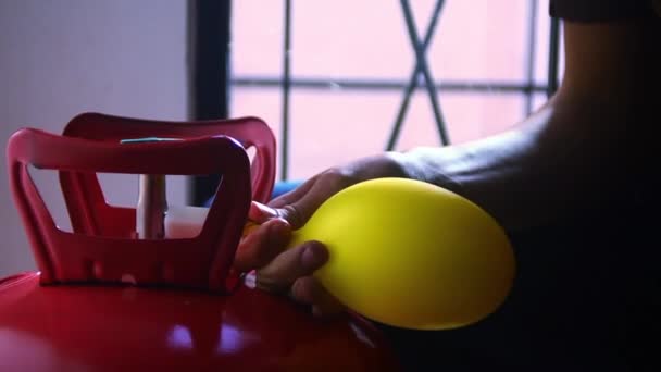 Male Hands Inflate Balloon Using Helium Tank — Stock Video