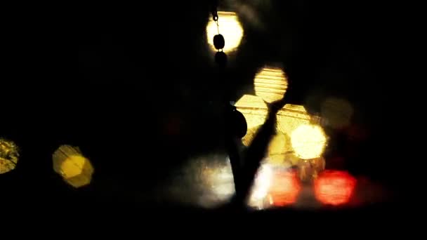 夜の車のバックミラーからぶら下がるロザリオ — ストック動画
