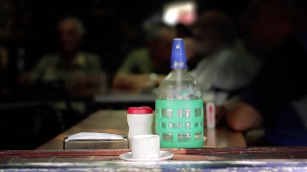 布宜诺斯艾利斯一家酒吧里的旧瓶苏打 — 图库视频影像
